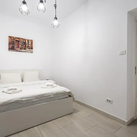 Urban Walls 5c Apartment *